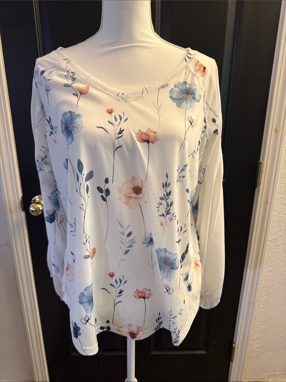 Women's Floral Long Sleeve V-Neck Top in White